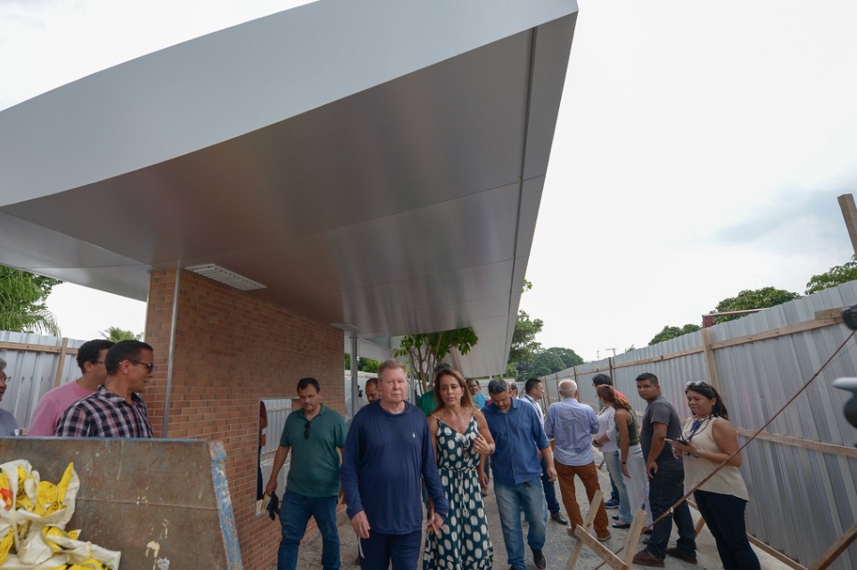 Arthur fiscaliza obras da ‘parada de ônibus’ que causou polêmica em Manaus 