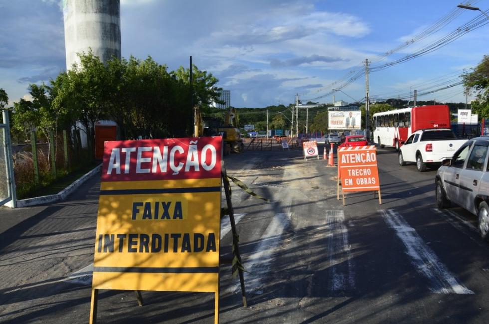 Obras na Bola da Suframa alteram tráfego de veículos grandes na área