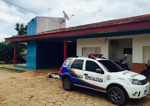 Detentos roubam armas de policiais e fogem de delegacia no Amazonas