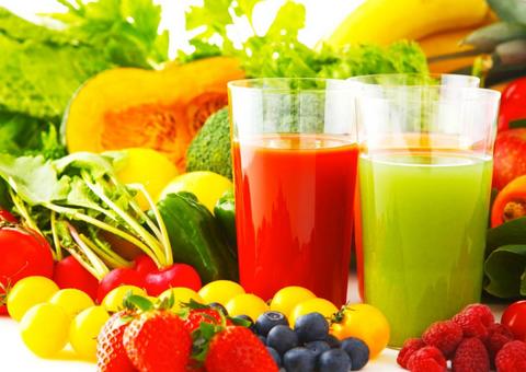 Conheça 4 receitas simples de sucos que ajudam a desinchar a barriga