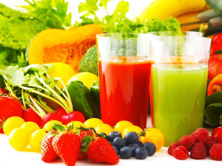 Conheça 4 receitas simples de sucos que ajudam a desinchar a barriga