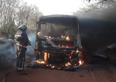 Ônibus escolar com 15 crianças pega fogo em estrada rural