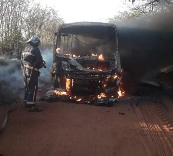 Ônibus escolar com 15 crianças pega fogo em estrada rural