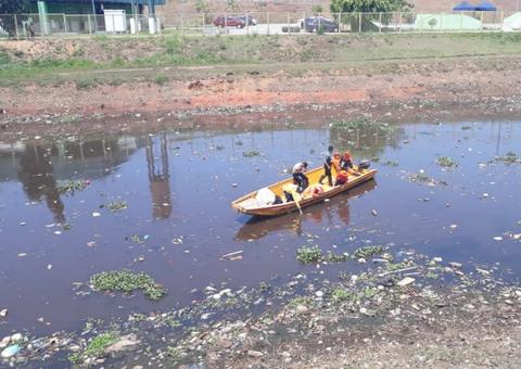 Carro é encontrado dentro de igarapé em Manaus