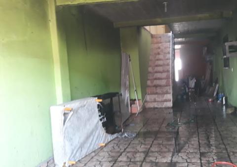 Princípio de incêndio atinge casa em Manaus 