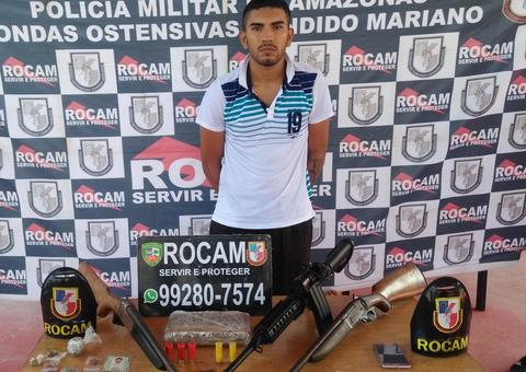 Homem é preso com armas e drogas dentro de casa em Manaus 