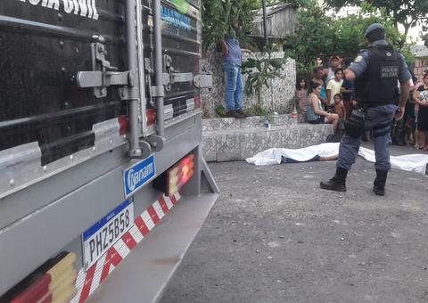 Homem é morto a tiros após dar informação para carro em Manaus