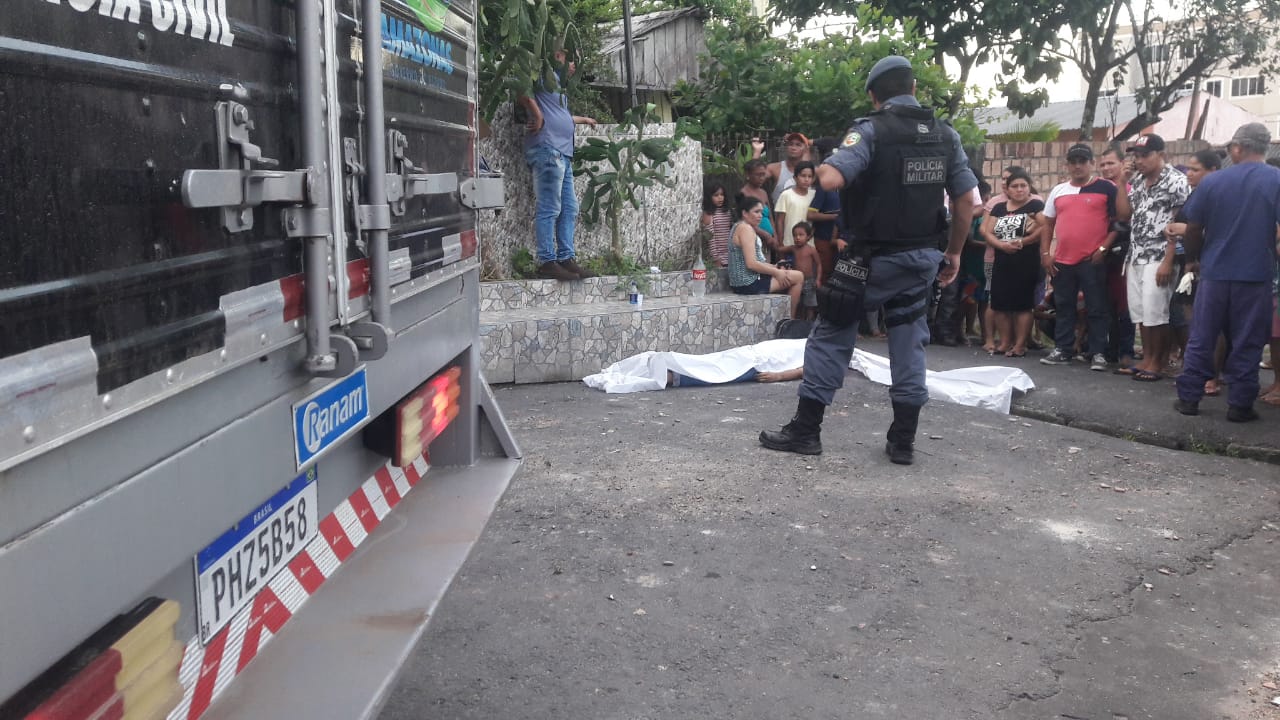 Homem é morto a tiros após dar informação para carro em Manaus