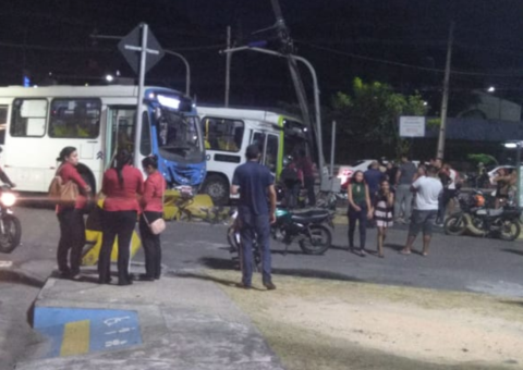 Grave colisão entre dois ônibus deixa motorista preso nas ferragens em Manaus 