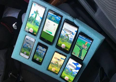 Polícia aborda motorista jogando Pokémon GO em oito celulares