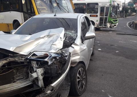 Após acidente grave, motorista foge abandonando namorada e amigos feridos em Manaus