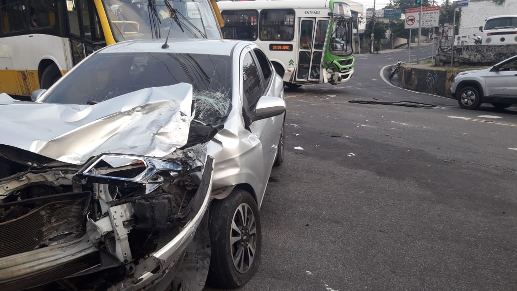 Após acidente grave, motorista foge abandonando namorada e amigos feridos em Manaus