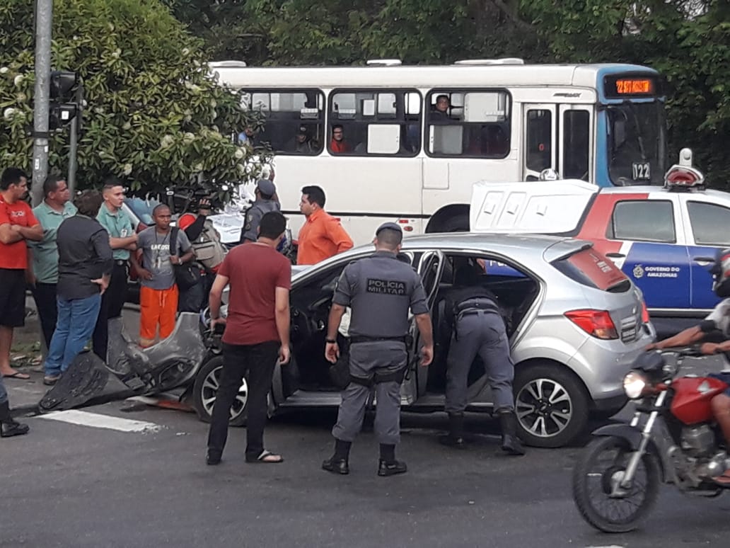 Acidente que deixou quatro pessoas feridas complica trânsito em avenidas de Manaus