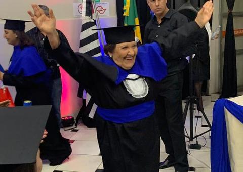 Merendeira aposentada realiza sonho e se forma em pedagogia aos 81 anos