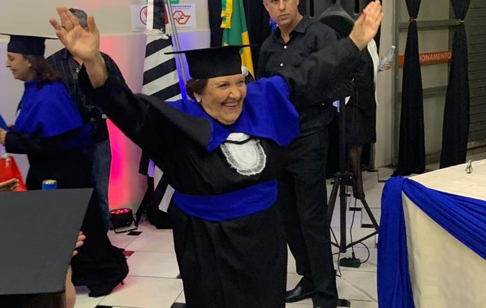 Merendeira aposentada realiza sonho e se forma em pedagogia aos 81 anos