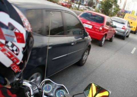 Motoqueiro fura bloqueios em ponte e morre degolado por fio de naylon 