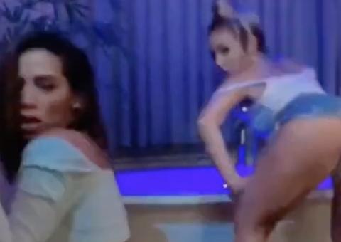  Anitta rebola a bunda freneticamente em vídeo picante com bailarina
