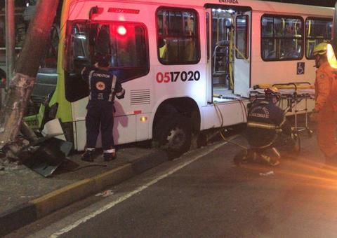 Em Manaus, motorista, cobradora e motociclista ficam feridos em acidente 
