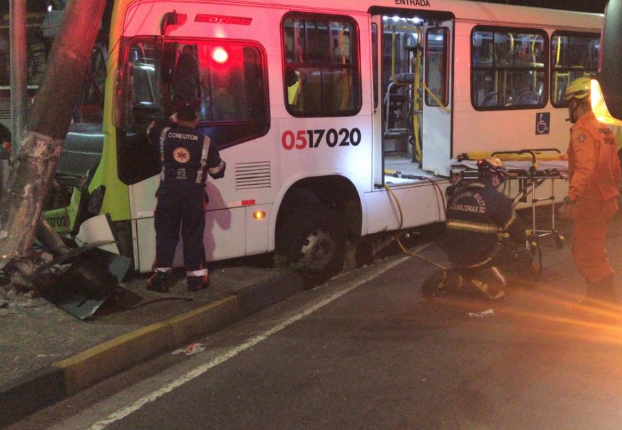 Em Manaus, motorista, cobradora e motociclista ficam feridos em acidente 