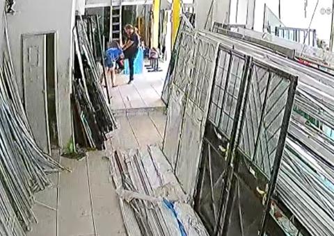 Mulher espancada pelo marido apanhou com barra de ferro e pedra de mármore