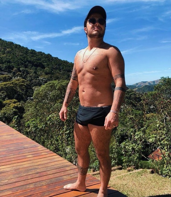 Thammy Miranda posa de sunga e volume na cueca intriga internautas