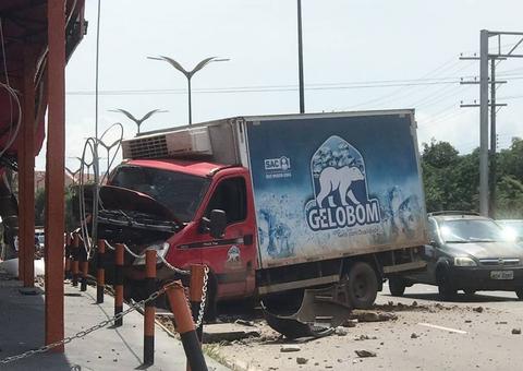 Caminhão perde controle e atinge restaurante em Manaus 