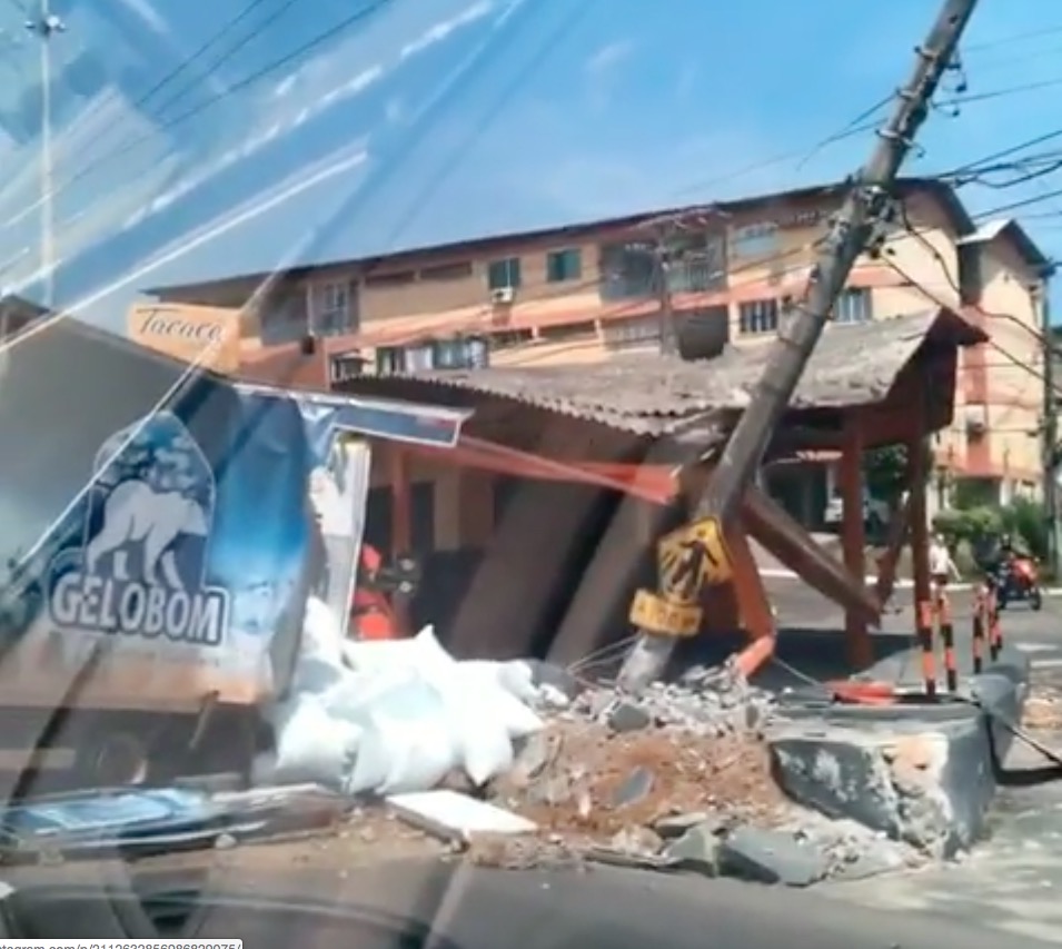 Caminhão perde controle e atinge restaurante em Manaus 