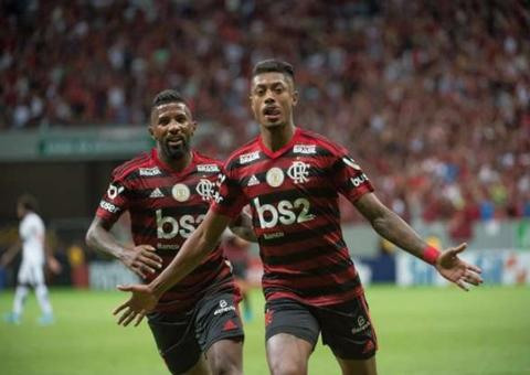 Diego Alves pega dois pênaltis e Flamengo derrota o Vasco por 4 a 1 em Brasília