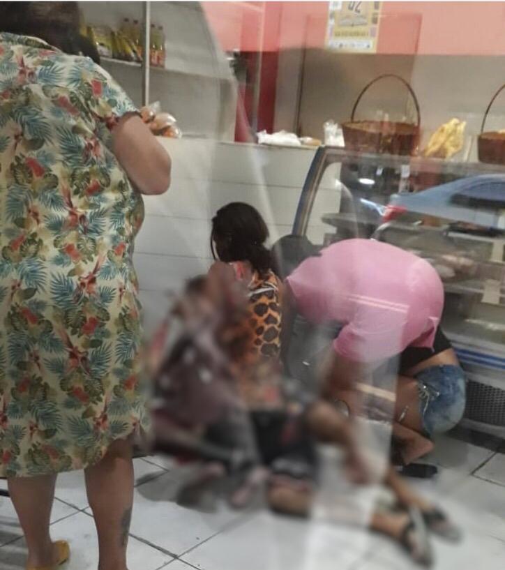 Jovem é baleado ao olhar para assaltante em padaria de Manaus