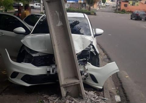 Homem perde o controle de carro e se choca contra poste em Manaus 