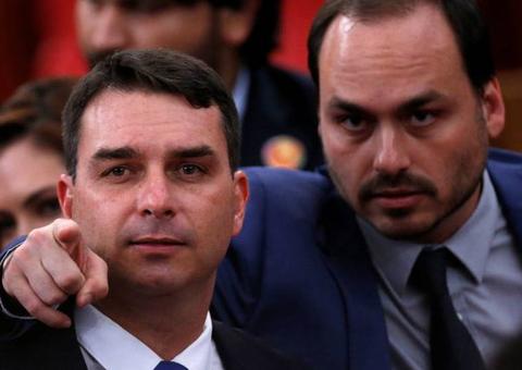 Carlos Bolsonaro vira piada ao divulgar lista de transações suspeitas que inclui irmão