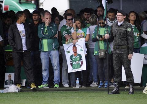 Famílias de vítimas de voo da Chape querem ajuda de Bolsonaro