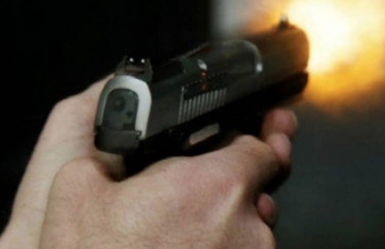 Perto de cemitério, homem é perseguido e baleado enquanto caminhava em Manaus