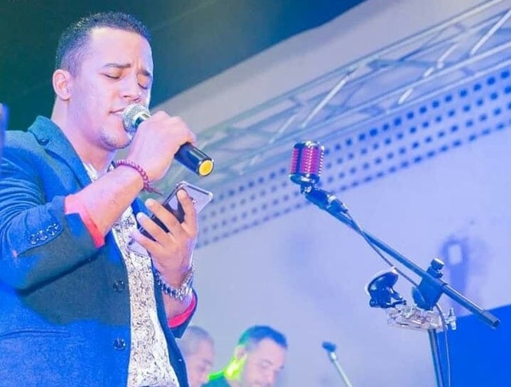 Cantor sertanejo morre após bater moto em caminhão