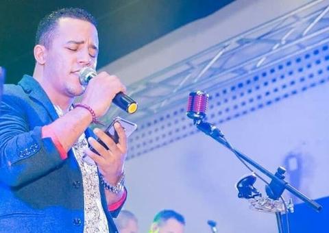 Cantor sertanejo morre após bater moto em caminhão