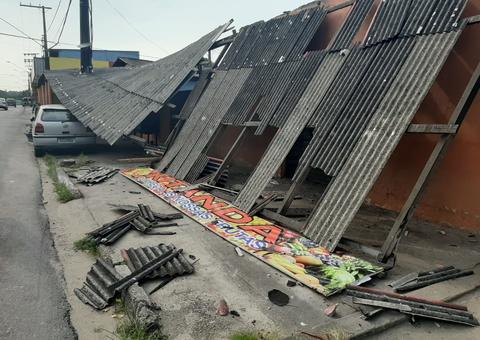 Homem dorme ao volante e destrói fachada de comércio em Manaus