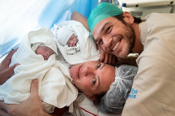  Nascem os gêmeos de Fabiula Nascimento e Emilio Dantas