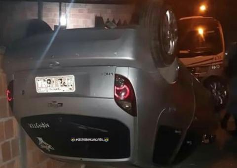 Bêbado, homem perde controle de carro e capota em ladeira de Manaus