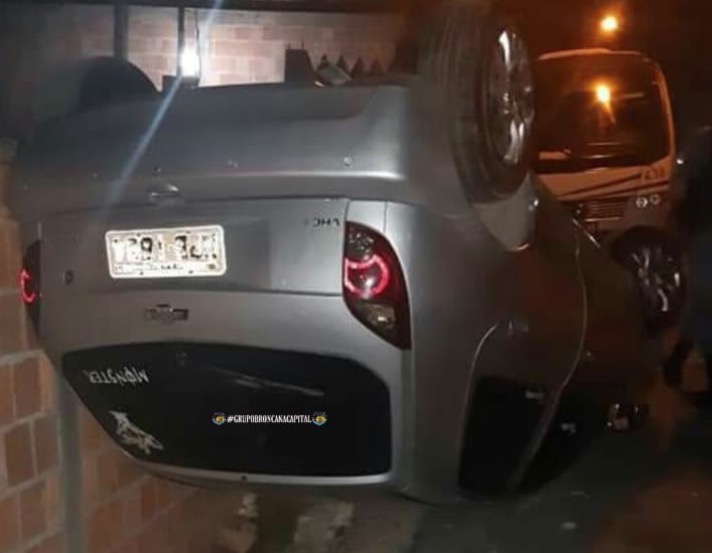 Bêbado, homem perde controle de carro e capota em ladeira de Manaus