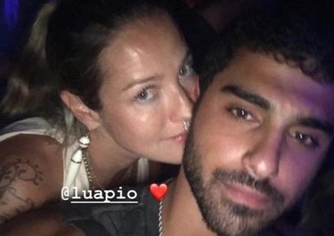 Luana Piovani é flagrada aos beijos com namorado 20 anos mais novo