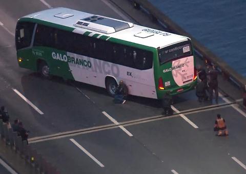 Ônibus com passageiros é sequestrado por criminoso na Ponte Rio-Niterói
