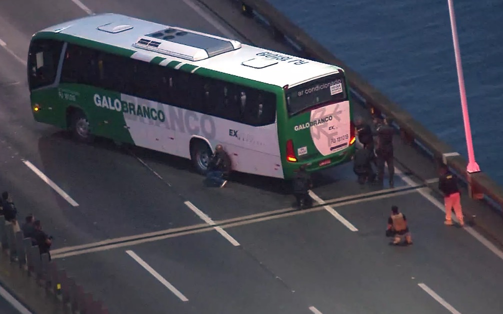 Ônibus com passageiros é sequestrado por criminoso na Ponte Rio-Niterói