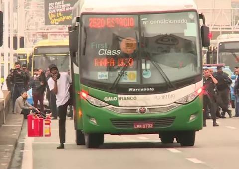 Homem que sequestrou ônibus na Ponte Rio-Niterói, diz que é policial militar