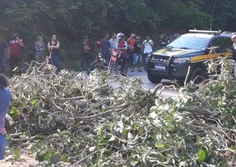 Sem energia há sete dias, manifestantes bloqueiam a BR-174