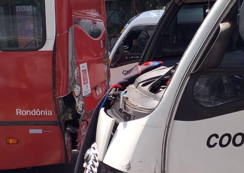 Colisão entre ônibus e micro-ônibus deixa trânsito congestionado no Centro de Manaus 