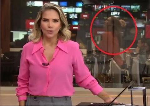 Jornalista da Globo é flagrada rebolando loucamente durante telejornal ao vivo