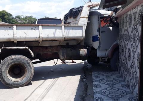 Caminhão desgovernado destrói muro de residência em Manaus; Veja vídeo 