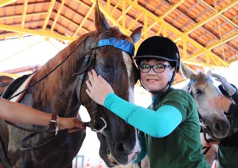 Crianças com deficiência usam cavalos da PM no tratamento em Manaus