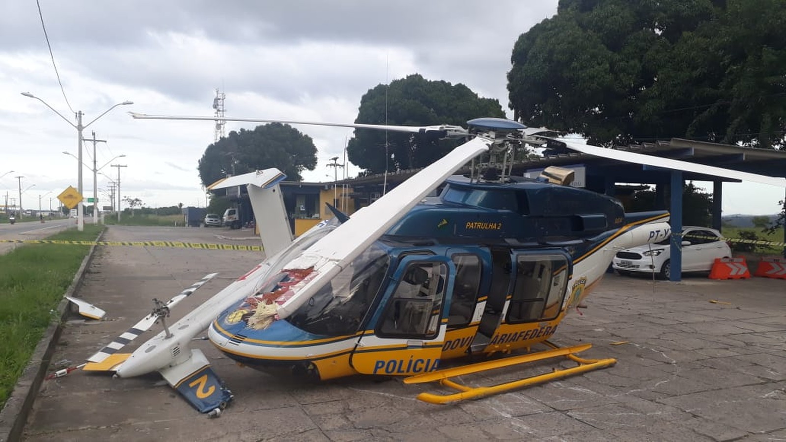 Helicóptero da PRF cai ao tentar pousar e piloto fica ferido