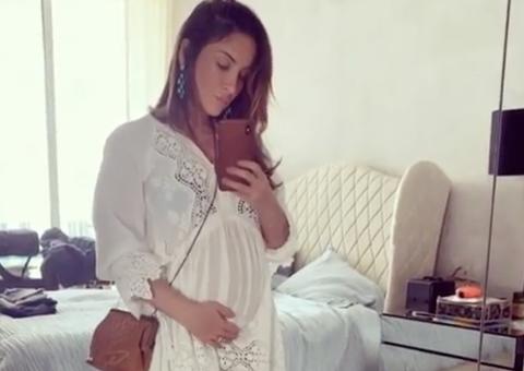 Claudia Leitte mostra rostinho da filha recém-nascida